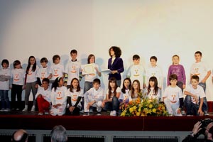 Francesca Sancin conduttrice della trasmissione Gt Ragazzi sul palco con alunni di Ancona e Urbisaglia